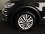 Volkswagen T-Roc 1.0 TSI Style | Panoramadak | Parkeersensoren | navigatie | Apple carplay en android auto |
