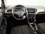 Volkswagen T-Roc 1.0 TSI Style | Panoramadak | Parkeersensoren | navigatie | Apple carplay en android auto |