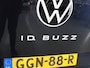Volkswagen ID. Buzz Pro Advantage 77 kWh | SOH 96% | Elektrisch verstelbare Comfortstoelen | Navigatie | Camera | DAB | Stoelverwarming | DAB | Apple CarPlay/Android Auto | Elektrische schuifdeuren | Trekhaak | 5 Persoons | Ele. kofferdeksel |