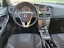 Volvo V40 1.5 T3 Momentum Automaat / Trekhaak / Cruise control / Automaat / Parkeersensoren achter / Auto climate control dual zone / Bluetooth /