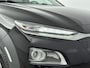 Hyundai Kona Electric EV PREMIUM 64 kWh | 3 FASE | WARMTEPOMP | LEDER | CLIMA | CRUISE ADAPTIEF | CAMERA | NAVI | STOEL- & STUURVERWARMING | 17'' LM VELGEN | PDC VOOR & ACHTER |