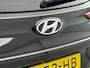 Hyundai Kona Electric EV PREMIUM 64 kWh | 3 FASE | WARMTEPOMP | LEDER | CLIMA | CRUISE ADAPTIEF | CAMERA | NAVI | STOEL- & STUURVERWARMING | 17'' LM VELGEN | PDC VOOR & ACHTER |