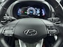 Hyundai Kona Electric EV PREMIUM 64 kWh | 3 FASE | WARMTEPOMP | LEDER | CLIMA | CRUISE ADAPTIEF | CAMERA | NAVI | STOEL- & STUURVERWARMING | 17'' LM VELGEN | PDC VOOR & ACHTER |