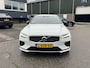 Volvo V60 2.0 T8 Twin Engine AWD R-Design FULL OPTIONS| BOWERS & WILKINS | PANO| ELEK. TREKHAAK| STOELVERWARMING+ VENTILATIE | ACHTERBANK VERWARMD| MEMORY STOELEN| NAPPALEDER| HEAD-UP| DODE HOEK|