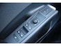Volkswagen T-Roc Life First Edition | Trekhaak | 'App-Connect' draadloze smartphone integratie | Automatische afstandsregeling (Adaptive Cruise Control) | Buitenspiegels elektrisch instel-, verwarm- en inklapbaar