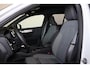 Volvo XC40 T4 Recharge Plus Dark - IntelliSafe Assist - Harman/Kardon audio - Parkeercamera achter - Verwarmde voorstoelen & stuur - Parkeersensoren voor & achter - Elektr. bedienb. voorstoelen met geheugen links - Draadloze tel. lader - Extra getint glas - 19' LMV