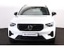 Volvo XC40 T4 Recharge Plus Dark - IntelliSafe Assist - Harman/Kardon audio - Parkeercamera achter - Verwarmde voorstoelen & stuur - Parkeersensoren voor & achter - Elektr. bedienb. voorstoelen met geheugen links - Draadloze tel. lader - Extra getint glas - 19' LMV