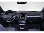 Volvo XC40 T4 Recharge Plus Dark - IntelliSafe Assist - Harman/Kardon audio - Parkeercamera achter - Verwarmde voorstoelen & stuur - Parkeersensoren voor & achter - Elektr. bedienb. voorstoelen met geheugen links - Draadloze tel. lader - Extra getint glas - 19' LMV