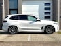 BMW X5 xDrive50e High Executive M Sport / Achteras besturing / Head-UP / Panodak / Luchtvering / Soft Close / Harman-Kardon / Trekhaak / Park Assist Prof / Individual Leder Merino / Zwarte Hemel / 1e Eigenaar!