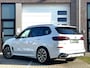 BMW X5 xDrive50e High Executive M Sport / Achteras besturing / Head-UP / Panodak / Luchtvering / Soft Close / Harman-Kardon / Trekhaak / Park Assist Prof / Individual Leder Merino / Zwarte Hemel / 1e Eigenaar!