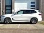 BMW X5 xDrive50e High Executive M Sport / Achteras besturing / Head-UP / Panodak / Luchtvering / Soft Close / Harman-Kardon / Trekhaak / Park Assist Prof / Individual Leder Merino / Zwarte Hemel / 1e Eigenaar!