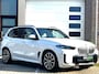 BMW X5 xDrive50e High Executive M Sport / Achteras besturing / Head-UP / Panodak / Luchtvering / Soft Close / Harman-Kardon / Trekhaak / Park Assist Prof / Individual Leder Merino / Zwarte Hemel / 1e Eigenaar!