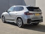 BMW X1 xDrive25e M-Sport Automaat / Accu SOH 93,97% / Elektrische wegklapbare trekhaak / Dealer onderhouden / Trekgewicht 1.700 kg / Apple Carplay Android Auto / head-up display / Rondomzicht camera / Voorstoelen verwarmd /