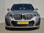 BMW X1 xDrive25e M-Sport Automaat / Accu SOH 93,97% / Elektrische wegklapbare trekhaak / Dealer onderhouden / Trekgewicht 1.700 kg / Apple Carplay Android Auto / head-up display / Rondomzicht camera / Voorstoelen verwarmd /
