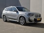 BMW X1 xDrive25e M-Sport Automaat / Accu SOH 93,97% / Elektrische wegklapbare trekhaak / Dealer onderhouden / Trekgewicht 1.700 kg / Apple Carplay Android Auto / head-up display / Rondomzicht camera / Voorstoelen verwarmd /