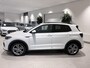 Volkswagen T-Cross 1.0 TSI Comfortline 116 PK | Automaat | R-Line Exterieur | Apple Carplay | Dodehoeksensoren | Stoelverwarming | Parkeersensoren | Adaptive Cruise Control | Digital Cockpit Pro | Navigatie | Rijstrookhulp | DAB Radio | Lichtmetalen Velgen | Getinte Ruiten | Bluetooth | Airco | Verlichting Automatisch |