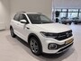 Volkswagen T-Cross 1.0 TSI Comfortline 116 PK | Automaat | R-Line Exterieur | Apple Carplay | Dodehoeksensoren | Stoelverwarming | Parkeersensoren | Adaptive Cruise Control | Digital Cockpit Pro | Navigatie | Rijstrookhulp | DAB Radio | Lichtmetalen Velgen | Getinte Ruiten | Bluetooth | Airco | Verlichting Automatisch |