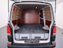 Volkswagen Transporter 2.0TDI 150PK Automaat L1H1 28 3-Persoons Euro 6 Trekhaak Navi* Apple Carplay Android Auto Airco Cruise Control Pdc Comfortline Betonplex Vloer Lat om Lat Wandbetimmering Schuifdeur 2.500KG Trekgewicht 1e Eigenaar Origineel Nederlandse Bestelbus