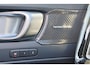 Volvo EX40 Extended Range Ultra 82 kWh - Panorama/schuifdak - IntelliSafe Assist & Surround - 360º Camera - Harman/Kardon audio - Verwarmde voorstoelen & stuur - Parkeersensoren voor & achter - Elektr. bedienb. voorstoelen met geheugen links - Draadloze tel. lader - Warmtepomp - Extra getint glas - 19' LMV