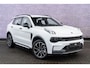 Lynk & Co 01 1.5 Core PHEV | Apple Carplay & Android Auto | Adaptieve Cruise Control | Keyless Entry | 1800 kg Trekvermogen | Stoelverwarming | 19 inch LM-Velgen | Achteruitrijcamera | Ledverlichting | 15,4 inch middendisplay | Premium audiosysteem |