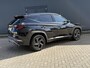 Hyundai Tucson 1.6 T-GDI HEV 230pk Comfort Smart automaat / Fabrieksgarantie tot 07-2029 / 1650kg Trekgewicht / Dealer onderhouden / 1e eigenaar / Navigatie / Adaptieve CC / Stuur- en stoelverwarming / 19” LM + All Season banden /