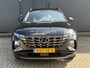 Hyundai Tucson 1.6 T-GDI HEV 230pk Comfort Smart automaat / Fabrieksgarantie tot 07-2029 / 1650kg Trekgewicht / Dealer onderhouden / 1e eigenaar / Navigatie / Adaptieve CC / Stuur- en stoelverwarming / 19” LM + All Season banden /