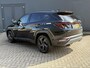 Hyundai Tucson 1.6 T-GDI HEV 230pk Comfort Smart automaat / Fabrieksgarantie tot 07-2029 / 1650kg Trekgewicht / Dealer onderhouden / 1e eigenaar / Navigatie / Adaptieve CC / Stuur- en stoelverwarming / 19” LM + All Season banden /