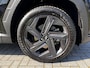 Hyundai Tucson 1.6 T-GDI HEV 230pk Comfort Smart automaat / Fabrieksgarantie tot 07-2029 / 1650kg Trekgewicht / Dealer onderhouden / 1e eigenaar / Navigatie / Adaptieve CC / Stuur- en stoelverwarming / 19” LM + All Season banden /