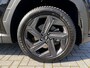 Hyundai Tucson 1.6 T-GDI HEV 230pk Comfort Smart automaat / Fabrieksgarantie tot 07-2029 / 1650kg Trekgewicht / Dealer onderhouden / 1e eigenaar / Navigatie / Adaptieve CC / Stuur- en stoelverwarming / 19” LM + All Season banden /