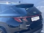 Hyundai Tucson 1.6 T-GDI HEV 230pk Comfort Smart automaat / Fabrieksgarantie tot 07-2029 / 1650kg Trekgewicht / Dealer onderhouden / 1e eigenaar / Navigatie / Adaptieve CC / Stuur- en stoelverwarming / 19” LM + All Season banden /