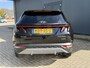 Hyundai Tucson 1.6 T-GDI HEV 230pk Comfort Smart automaat / Fabrieksgarantie tot 07-2029 / 1650kg Trekgewicht / Dealer onderhouden / 1e eigenaar / Navigatie / Adaptieve CC / Stuur- en stoelverwarming / 19” LM + All Season banden /