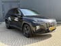 Hyundai Tucson 1.6 T-GDI HEV 230pk Comfort Smart automaat / Fabrieksgarantie tot 07-2029 / 1650kg Trekgewicht / Dealer onderhouden / 1e eigenaar / Navigatie / Adaptieve CC / Stuur- en stoelverwarming / 19” LM + All Season banden /