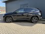 Hyundai Tucson 1.6 T-GDI HEV 230pk Comfort Smart automaat / Fabrieksgarantie tot 07-2029 / 1650kg Trekgewicht / Dealer onderhouden / 1e eigenaar / Navigatie / Adaptieve CC / Stuur- en stoelverwarming / 19” LM + All Season banden /