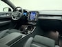 Volvo C40 Recharge Ultimate 69 kWh / 20 inch velgen / Nubuck / Harman Kardon audio / Elektrisch verstelbare stoelen / Stoel/- en stuurverwarming /