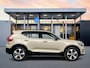 Volvo XC40 B4 Plus Dark | 19" Allseason | Trekhaak | Voorruitverwarming | Elektr. verst. Stoelen | Harman Kardon | Keyless | Adaptieve Cruise | BLIS | Google