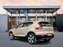 Volvo XC40 B4 Plus Dark | 19" Allseason | Trekhaak | Voorruitverwarming | Elektr. verst. Stoelen | Harman Kardon | Keyless | Adaptieve Cruise | BLIS | Google