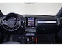 Volvo XC40 B4 Plus Dark - IntelliSafe Assist & Surround - Harman/Kardon audio - Parkeercamera achter - Verwarmde voorstoelen & stuur - Parkeersensoren voor & achter - Elektr. bedienb. voorstoelen met geheugen links - Draadloze tel. lader - Elektr. inklapbare trekhaak - 19' LMV