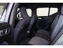 Volvo XC40 B4 Plus Dark - IntelliSafe Assist & Surround - Harman/Kardon audio - Parkeercamera achter - Verwarmde voorstoelen & stuur - Parkeersensoren voor & achter - Elektr. bedienb. voorstoelen met geheugen links - Draadloze tel. lader - Elektr. inklapbare trekhaak - 19' LMV