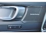 Volvo XC40 B4 Plus Dark - IntelliSafe Assist & Surround - Harman/Kardon audio - Parkeercamera achter - Verwarmde voorstoelen & stuur - Parkeersensoren voor & achter - Elektr. bedienb. voorstoelen met geheugen links - Draadloze tel. lader - Elektr. inklapbare trekhaak - 19' LMV