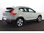Volvo XC40 B4 Plus Dark - IntelliSafe Assist & Surround - Harman/Kardon audio - Parkeercamera achter - Verwarmde voorstoelen & stuur - Parkeersensoren voor & achter - Elektr. bedienb. voorstoelen met geheugen links - Draadloze tel. lader - Elektr. inklapbare trekhaak - 19' LMV