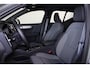 Volvo XC40 B4 Plus Dark - IntelliSafe Assist & Surround - Harman/Kardon audio - Parkeercamera achter - Verwarmde voorstoelen & stuur - Parkeersensoren voor & achter - Elektr. bedienb. voorstoelen met geheugen links - Draadloze tel. lader - Elektr. inklapbare trekhaak - 19' LMV