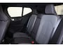 Volvo XC40 B4 Plus Dark - IntelliSafe Assist & Surround - Harman/Kardon audio - Parkeercamera achter - Verwarmde voorstoelen & stuur - Parkeersensoren voor & achter - Elektr. bedienb. voorstoelen met geheugen links - Draadloze tel. lader - Elektr. inklapbare trekhaak - 19' LMV