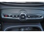 Volvo XC40 B4 Plus Dark - IntelliSafe Assist & Surround - Harman/Kardon audio - Parkeercamera achter - Verwarmde voorstoelen & stuur - Parkeersensoren voor & achter - Elektr. bedienb. voorstoelen met geheugen links - Draadloze tel. lader - Elektr. inklapbare trekhaak - 19' LMV