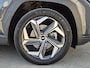 Hyundai Tucson 1.6 T-GDI PHEV Comfort 4WD Automaat / Accu SOH 100% / Fabrieksgarantie tot 01-2027 / Dealer onderhouden / Trekhaak afneembaar / Adaptieve CC / Trekgewicht 1.350 kg / Camera / Navigatie / Apple Carplay Android / 19” LM wielen / Voorstoelen verwarmd /