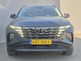 Hyundai Tucson 1.6 T-GDI PHEV Comfort 4WD Automaat / Accu SOH 100% / Fabrieksgarantie tot 01-2027 / Dealer onderhouden / Trekhaak afneembaar / Adaptieve CC / Trekgewicht 1.350 kg / Camera / Navigatie / Apple Carplay Android / 19” LM wielen / Voorstoelen verwarmd /