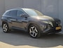 Hyundai Tucson 1.6 T-GDI PHEV Comfort 4WD Automaat / Accu SOH 100% / Fabrieksgarantie tot 01-2027 / Dealer onderhouden / Trekhaak afneembaar / Adaptieve CC / Trekgewicht 1.350 kg / Camera / Navigatie / Apple Carplay Android / 19” LM wielen / Voorstoelen verwarmd /