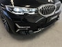 BMW 3-Serie 320i Luxury High Executive | PANO | MERINO LEDER | TREKHAAK | CARPLAY |