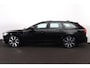 Volvo V90 T6 Recharge AWD Ultra Dark - Panorama/schuifdak - IntelliSafe Assist & Surround - 360º Camera - Harman/Kardon audio - Adaptieve LED koplampen - Verwarmde voorstoelen, stuur & achterbank - Parkeersensoren voor & achter - Elektr. bedienb. voorstoelen met geheugen - Head up display - Elektr. inklapbare trekhaak - 19' LMV