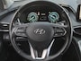 Hyundai Santa Fe 1.6 T-GDI PHEV Premium Sky 7p. Automaat / Fabrieksgarantie tot 12-2027 / Accu SOH 100% / Dealer onderhouden / 1.350 kg trekgewicht / Leder / Panorama schuifdak / HUD / Camera 360° / Stuur-, stoel- en achterbankverwarming / Adapt. CC /