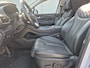 Hyundai Santa Fe 1.6 T-GDI PHEV Premium Sky 7p. Automaat / Fabrieksgarantie tot 12-2027 / Accu SOH 100% / Dealer onderhouden / 1.350 kg trekgewicht / Leder / Panorama schuifdak / HUD / Camera 360° / Stuur-, stoel- en achterbankverwarming / Adapt. CC /